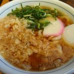 ウエスト うどん - みつせ鶏のかしわうどん（卓上の青ネギと天かすを載せた図）