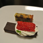 じん市 - 豆のしっとりケーキ　クーベルチュールのガナッシュタルト