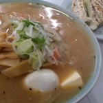 札幌ラーメン どさん子 - 見えますか！バターが；￣ロ￣）！