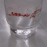 札幌ラーメン どさん子 - なぜか、このロゴが 水を旨くする。 