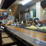 Hikariokonomiyaki - 店内（焼そばを焼くご主人：承諾済み）