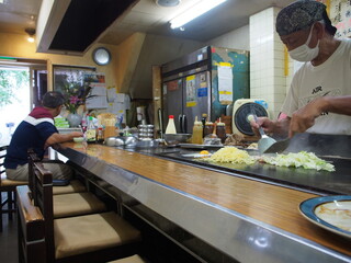 Hikariokonomiyaki - 店内（焼そばを焼くご主人：承諾済み）