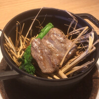 RISTORANTE IL NODO - 『北海道蝦夷豚ヒレ肉　藁　渡辺農園の菜の花　』のお皿に盛る前の状態。