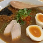 チリトマ ラーメン THANK - 塩玉子付きチリトマラーメン (950円)