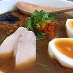 チリトマ ラーメン THANK - 塩玉子付きチリトマラーメン (950円)