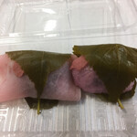 和菓子処 大角玉屋 - 早くも春の生菓子登場　右が桜道明寺、左が桜餅　いずれも250円（税込）