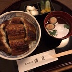 清月 - 特上鰻丼
      ご飯の間から鰻が出てきます