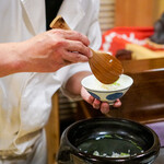 神楽坂 阿部 - 新いくら丼 芋茎の味噌汁 香の物