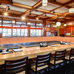 いけす海幸 - 1階いけす前カウンター