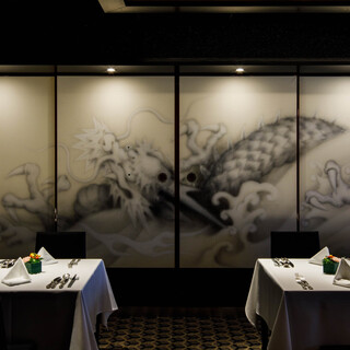 襖の水墨画は圧巻。比叡山延暦寺の障壁画を制作した日本画家、中村哲叡氏の作品。