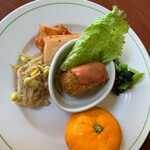 焼肉　じゅん - ナムル・豆もやし・キムチ・コロッケ・みかんが乗ったプレート