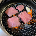 焼肉　じゅん - 上タン塩　焼き風景