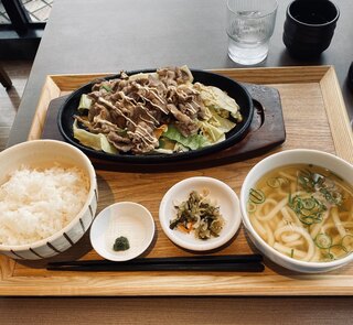 Hakatayariudonshokudou - 牛‼︎肉盛り鉄板焼き定食ミニうどん付@979