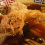づゅる麺 池田 - 肉ワンタン断面（ボケボケ）