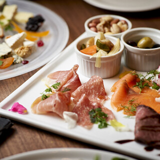 We offer a variety of appetizer menus to brighten up the start of your meal.