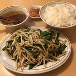 留軒 - ニラレバ定食 700円