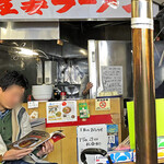 生姜ラーメン みづの - 昭和な雰囲気の内観