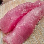 廻鮮寿司 塩釜港 - 三陸塩釜ひがしもの 極上バチ鮪トロ700円(外税)
      見た目もさることながら、上品な脂の旨味が口のなかでとろけ拡がる｡:+((*´艸`))+:。
      今までに食べた鮪の中で偽りなく最上級でした★★★
