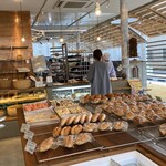 不二ベーカリー retro - 奥では沢山の店員さんが働いていました。