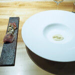 薫 HIROO - ホワイトアスパラにパルマの生ハム、北海道産のトウモロコシのピューレを添えて