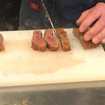 麺や すずらん亭 - 切り分けているところ