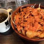 Kebabura - 「ケバブ丼」はワカメスープ付き！
                      いずれも丁寧な作りで美味しいです。