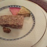 シェ大見山 - アミューズ：肉のテリーヌと赤大根のピクルス、緑トマト