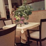 シェ大見山 - 花が綺麗に飾られたダイニング