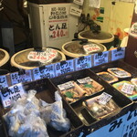 いなば元町 ホルモン あまもん - 店頭陳列②