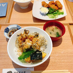 津田宇水産 レストラン - 牡蠣の天丼と赤ナマコ。友達はカキフライ