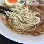 にぼしラーメン かのうや - 「煮干しラーメン」（750円）の麺アップ