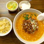 Kounanshuu - タンタン麺（￥800）。半チャーハンは八角の甘い香りを強く効かせた、個性的な味付け