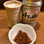麺通 - 缶ビール 400円と辛子高菜（サービス）