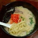 彩酉 - 中細縮れ麺。