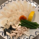 大衆割烹 ひかり - フグ刺し。少し厚めに切りつけたフグ刺しは食感・旨味ともに良好です。