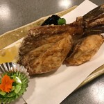 大衆割烹 ひかり - フグの唐揚げ。むっちりとした重量感。ジューシーに仕上がっています。