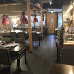 炭火焼　海輪亭 - 店内を奥からパシャ
平日の１１時半