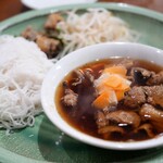 ベトナム料理 ホァングン - 豚肉焼きビーフン