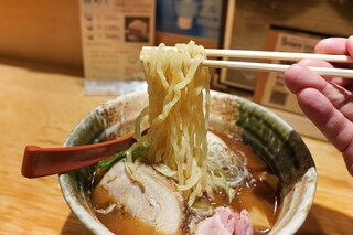 焼きあご塩らー麺 たかはし - 麺リフトアップ