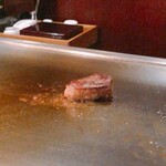 秋田牛鉄板焼 銀座五明 - 秋田牛（焼いている所）