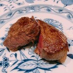 秋田牛鉄板焼 銀座五明 - 秋田牛（焼き上がった所）