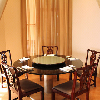 個室とはまた違った雰囲気のパオは、4～6名さまでご利用いただけます。