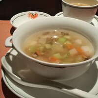 中国飯店 富麗華 - 衣笠茸と海老のスープ