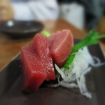 Yakitori Don - シズル感！厚みのあるカットでむっちゃ美味しい❗赤身&少し脂ののったマグロの刺身