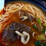 天然居 - 麺の中から骨付きラム肉がゴロゴロ