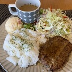 カフェ＆ダイニングバー ナチュラルナイン - ハンバーグプレゼント
