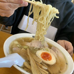 青竹手打ちラーメン 麺や 大山 - 麺は青竹手打ち麺