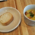 ボーノ - スープとパンも 付いてます