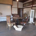 アオ・カフェ - 此処は元々昭和初期に料亭として使われていた建物をオーナーが買い取ってご自分で約１年かけて改修したカフェだそうです。