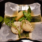 遊季の里 - 強肴：貝柱のステーキ(じゃが芋 青唐 クレリン)